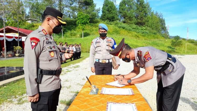 Kapolres Solok, AKBP Apri Wibowo memimpin prosesi sertijab Kasatlantas Polres Solok dari Iptu Feri Yuzaldi kepada AKP Dian Jumes Putra.(Ist)