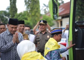 Bupati Solok, H. Epyardi Asda melepas keberangkatan CJH Kabupaten Solok di Islamic Center Kotobaru.(Ist)