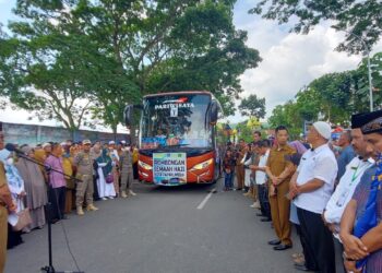 Wakil Wali Kota Payakumbuh bersama Kepala Kantor Kementerian Agama Payakumbuh Melepas CJH di GOR M. Yamin Kubu Gadang.