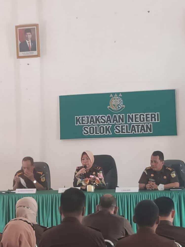 Wakil Kepala Kejaksaan Tinggi Sumatera Barat Aliza Rahayu Rusma melakukan Inspeksi ke Kejaksaan Negeri Solok Selatan.