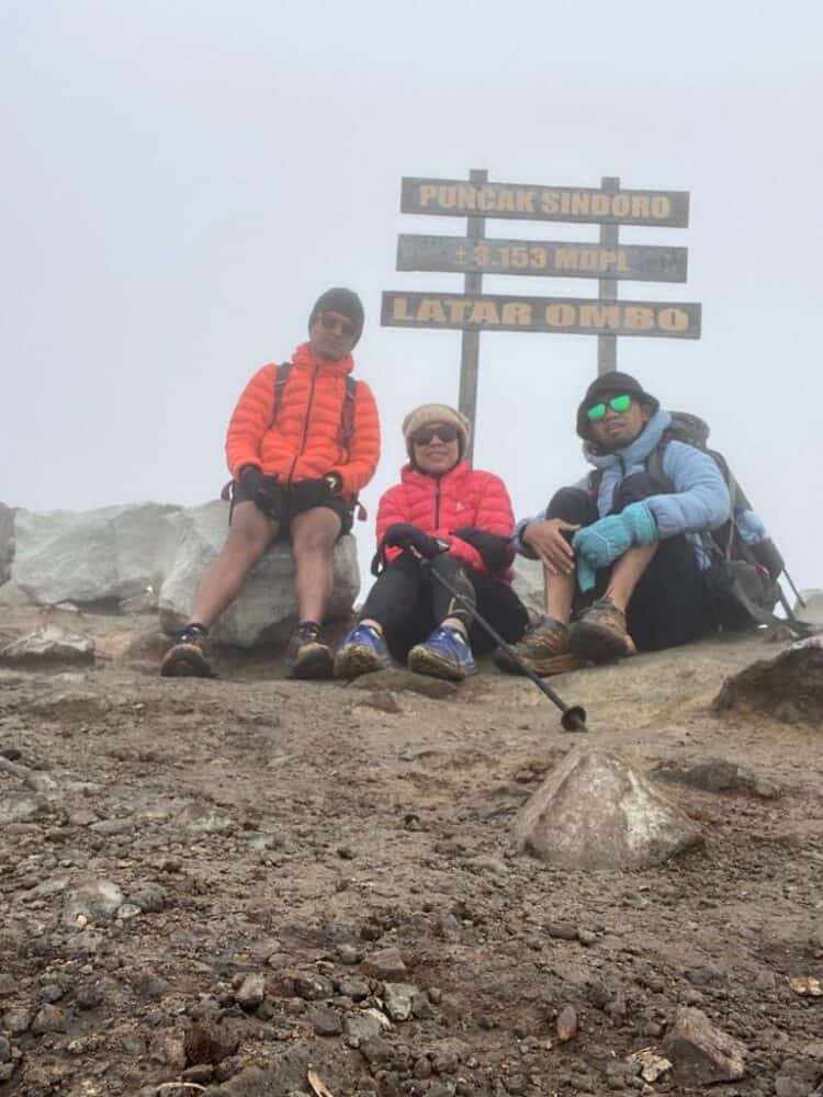 Anggota SP Runners mengabadikan moment saat berada di puncak Gunung Sindoro di ketinggian lebih dari 3.153 Mdpl