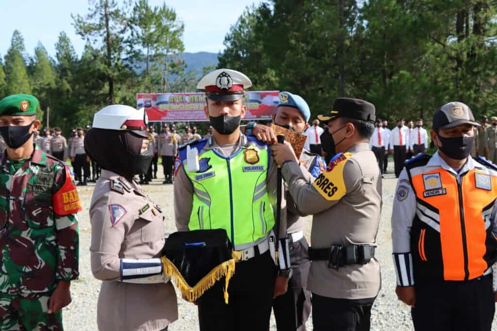 Kapolres Solok, AKBP Apri Wibowo memasangkan pita personel tanda dimulainya operasi Patuh 2022 di wilayah hukum Polres Solok.(Ist)