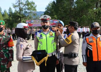 Kapolres Solok, AKBP Apri Wibowo memasangkan pita personel tanda dimulainya operasi Patuh 2022 di wilayah hukum Polres Solok.(Ist)