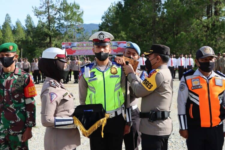 Kapolres Solok, AKBP Apri Wibowo memasangkan pita personel tanda dimulainya operasi Patuh 2022 di wilayah hukum Polres Solok.(Ist)