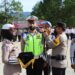 Kapolres Solok, AKBP Apri Wibowo memasangkan pita personel tanda dimulainya operasi Patuh 2022 di wilayah hukum Polres Solok.(Ist)