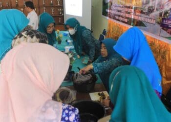 Ibu-ibu kader PKK Kota Solok mempraktekkan cara pengolahan sampah organik menjadi eco enzyme.(Ist)