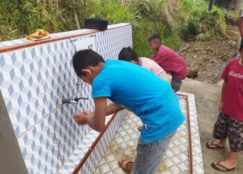 Sejumlah santri Tahfiz Quran berwudhu di Sumur Wakaf yang dibangun ACT Solok di Kayuaro, Kabupaten Solok.(Ist)