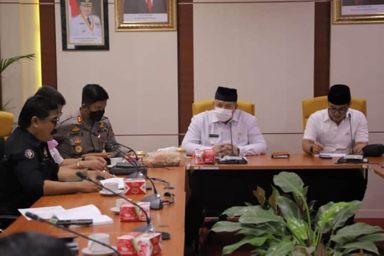 Wali Kota Solok, H. Zul Elfian Umar rapat bersama Forkompinda terkait pelaksanaan sekolah tatap muka.(Prokomp)