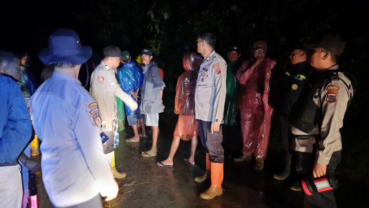 Longosor jalan lintas provinsi Pasbar dan Pasaman