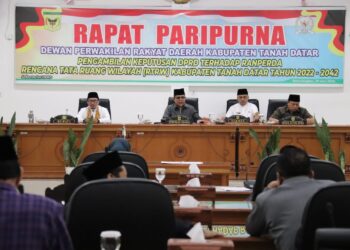 Rapat paripurna dipimpin Wakil Ketua DPRD Anton Yondra didampingi Wakil Ketua Saidani dan dihadiri Bupati Eka Putra