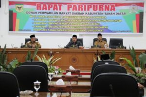 Rapat paripurna dewan pembahasan tiga Ranperda