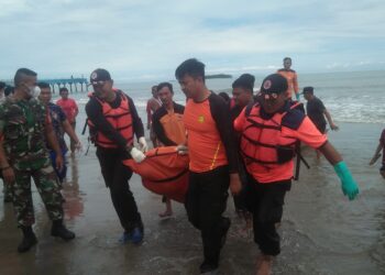 Satu mayat dengan keadaan mengambang di laut Pariaman ditemukan oleh nelayan sekitar pukul 08.00 WIB, Selasa (14/6/2022).