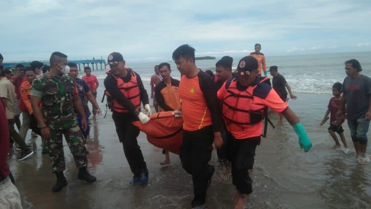 Satu mayat dengan keadaan mengambang di laut Pariaman ditemukan oleh nelayan sekitar pukul 08.00 WIB, Selasa (14/6/2022).