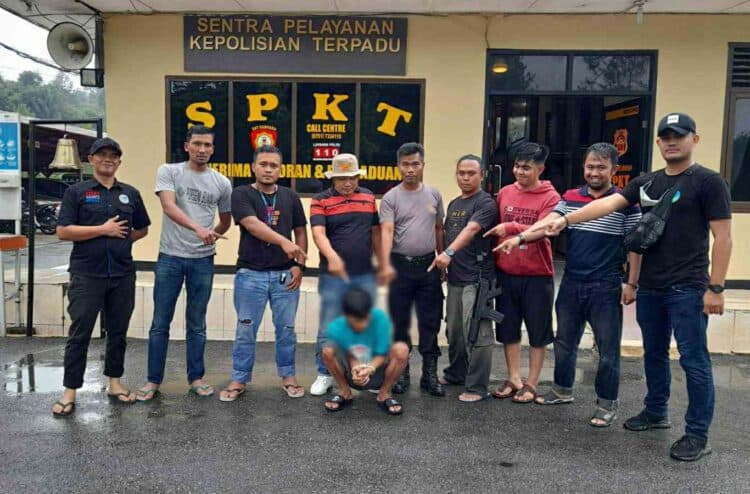 Pelaku penyalahgunaan narkoba berinisial MA asal Kota Padang saat diamankan ke Mapolres Solok.(Ist)
