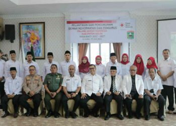 Bupati Solok, H. Epyardi Asda bersama pengurus PMI Sumbar dan Kabupaten Solok.(Ist)