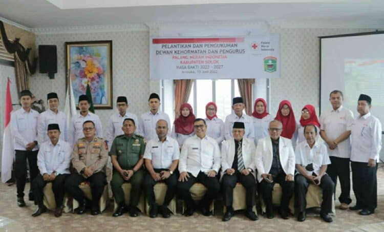 Bupati Solok, H. Epyardi Asda bersama pengurus PMI Sumbar dan Kabupaten Solok.(Ist)