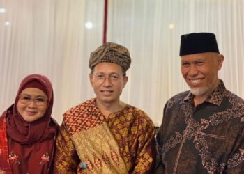 Bapak Ir. Ifwan OO, MM (tengah) dan Isteri, bersama Gubernur Sumatera Barat, Bapak  H. Mahyeldi Ansharullah.