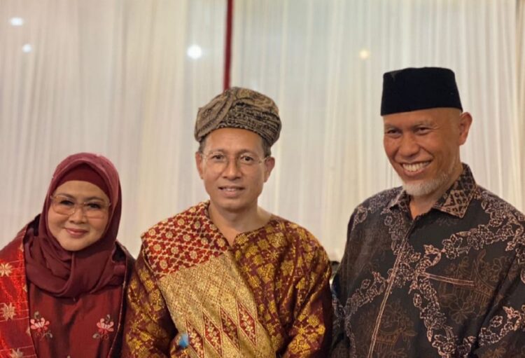 Bapak Ir. Ifwan OO, MM (tengah) dan Isteri, bersama Gubernur Sumatera Barat, Bapak  H. Mahyeldi Ansharullah.