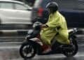Pengendara pakai sandal jepit