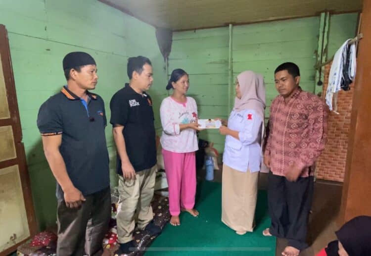 Wakil Ketua DPD partai Gerindra Sumbar, Nurhaida, menyerahkan bantuan dari Andre Rosiade kepada  Yova Yusriza Yanti, ibu yang baru melahirkan  anak prematur di RSUP Dr M Djamil Padang.