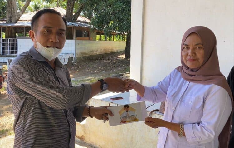 Pengurus DPD Gerindra Sumbar Nurhaida menyerahkan bantuan dari Andre Rosiade untuk Surau Batu Singka, Balai Gadang, Kototangah, Padang yang diterima lasngsung ketua pengurus Mazhar Putra.