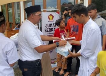 Wakil Bendahara DPD Gerindra Sumbar Dafrawira De Hansen menyerahkan nasi kotak Jumat Berkah dari Andre Rosiade di Masjid Al Ikhlas Kompleks Kehakiman, Lubukbegalung, Padang.