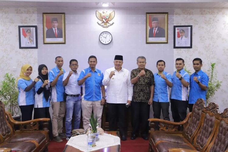 Salam kompak, Wako Solok, H. Zul Elfian Umar berfoto bersama usai melakukan audiensi dengan pengurus KNPI Kota Solok.(Ist)