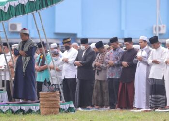 Khidmat, pelaksanaan salat Idul Adha di lapangan Merdeka Kota Solok.(Prokomp)