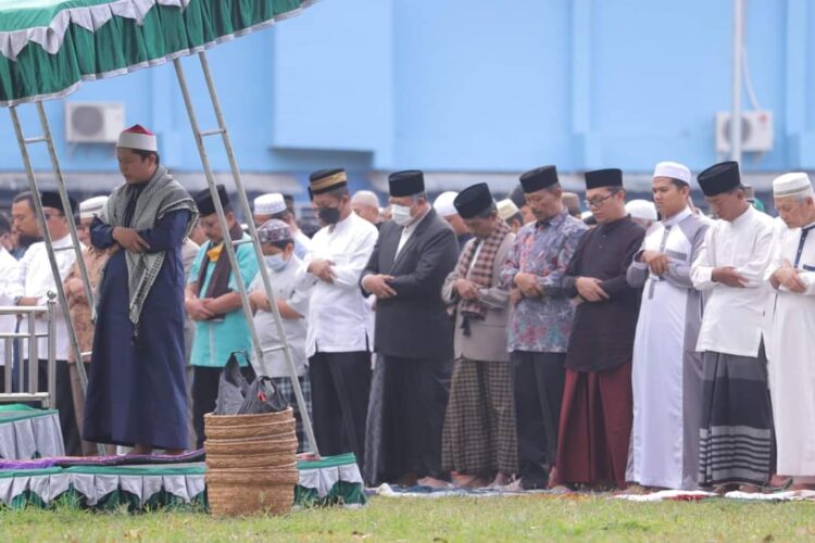 Khidmat, pelaksanaan salat Idul Adha di lapangan Merdeka Kota Solok.(Prokomp)