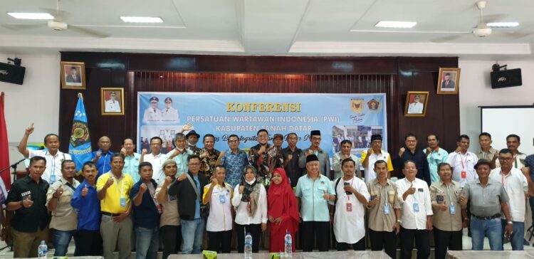 Wabup Richi bersama peserta konferensi PWI Kabupaten Tanah Datar foto bersama