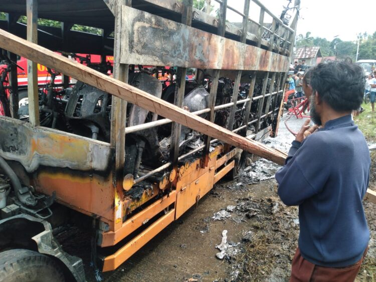truk indah cargo terbakar