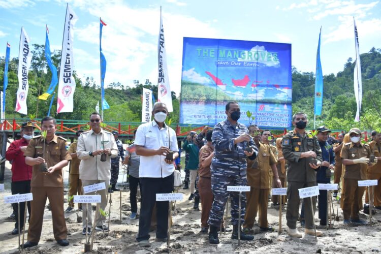 Semen Padang bersama Lantamal II tanam mangrove