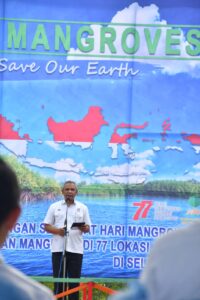 Semen Padang bersama Lantamal II Tanam mangrove 