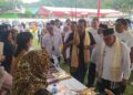 Staf khusus Kementerian BUMN, Arya Sinulingga dan Wawako Sawahlunto saat meninjau bazaar UMKM di lapangan Ombilin, Kota Sawahlunto.(Klikpositif)