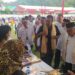 Staf khusus Kementerian BUMN, Arya Sinulingga dan Wawako Sawahlunto saat meninjau bazaar UMKM di lapangan Ombilin, Kota Sawahlunto.(Klikpositif)