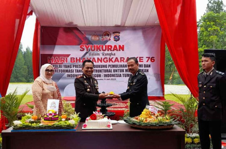 Kapolres Solok, AKBP Apri Wibowo memberikan potongan tumpeng kepada personel sebagai bentuk syukuran dalam peringatan ke-76 Hari Bhayangkara.(Ist)