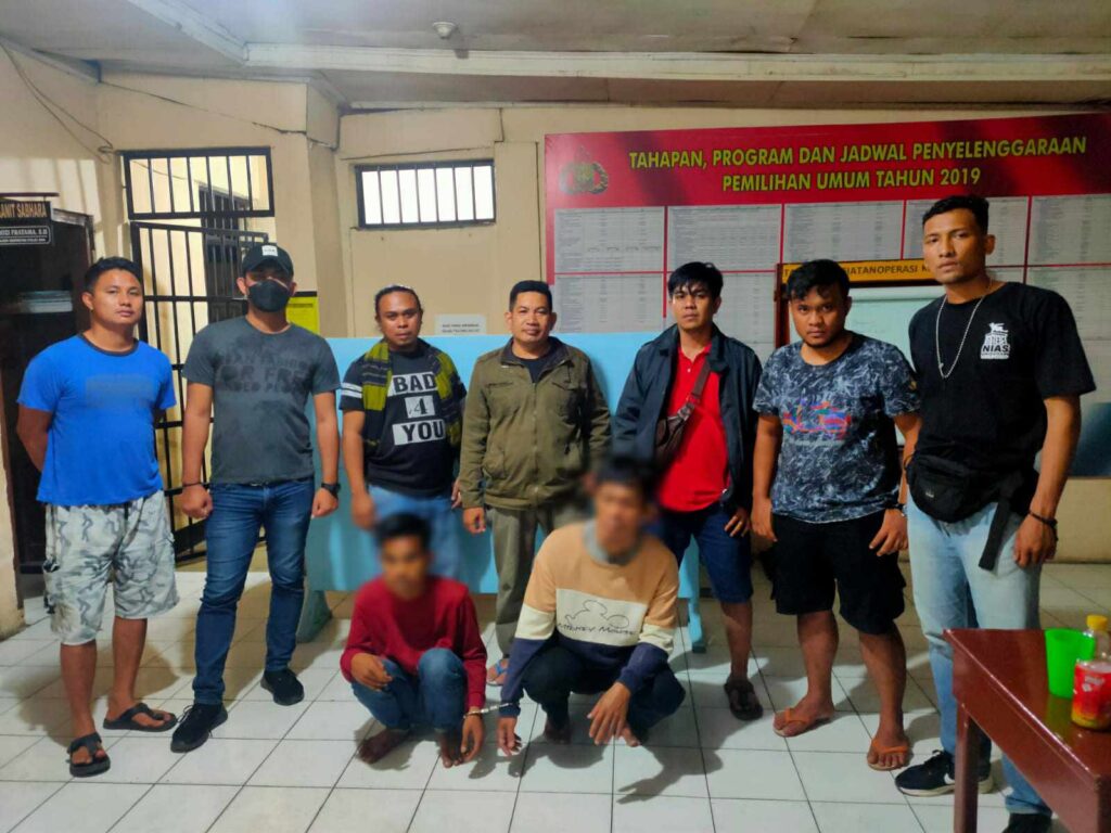 Tim Satres Narkoba Polres Solok usai membekuk kedua tersangka di depan sebuah warung di Nagari Selayo.(Ist)