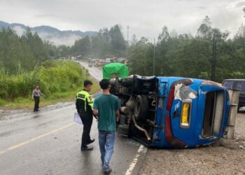 Minibus rebah usai menabrak seorang pemotor di daerah Lubuk Selasih. Peristiwa itu tidak jauh dari Mapolres Solok.(Ist)