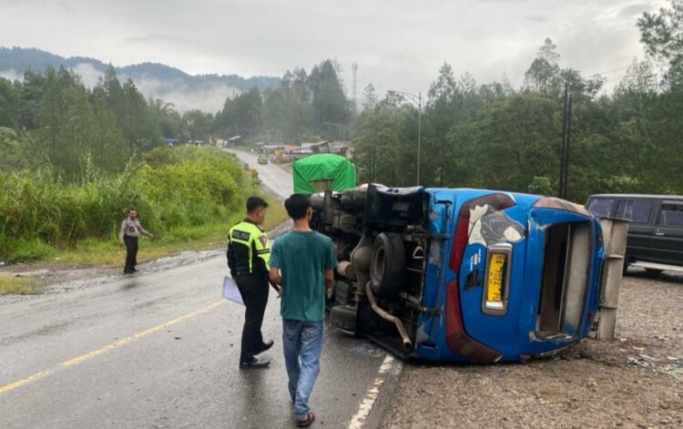 Minibus rebah usai menabrak seorang pemotor di daerah Lubuk Selasih. Peristiwa itu tidak jauh dari Mapolres Solok.(Ist)