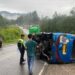 Minibus rebah usai menabrak seorang pemotor di daerah Lubuk Selasih. Peristiwa itu tidak jauh dari Mapolres Solok.(Ist)