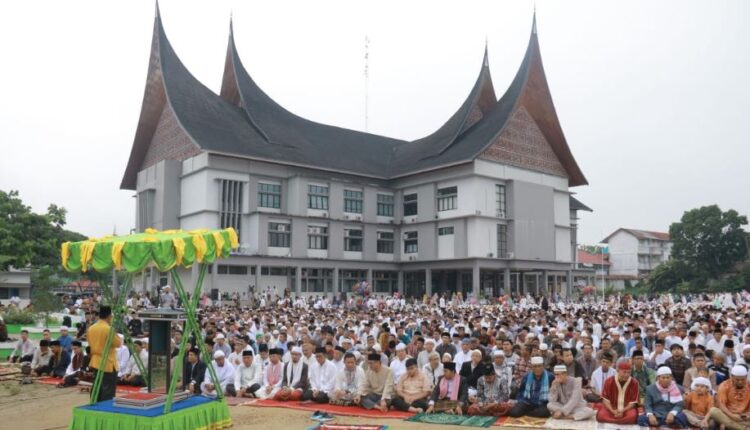 Ilustrasi salat idul adha di Balai Kota Payakumbuh