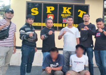 Polisi mengankan kedua pemuda yang kedapatan membawa narkoba jenis sabu ke Mapolres Solok.(Ist)