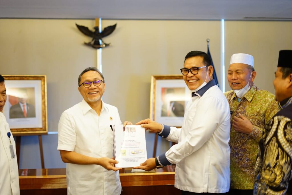 Pertemua Bupati Solok, H.Epyardi Asda dan sejumlah kepala daerah di Sumbar dengan Mendag Zulkifli Hasan.(Ist)