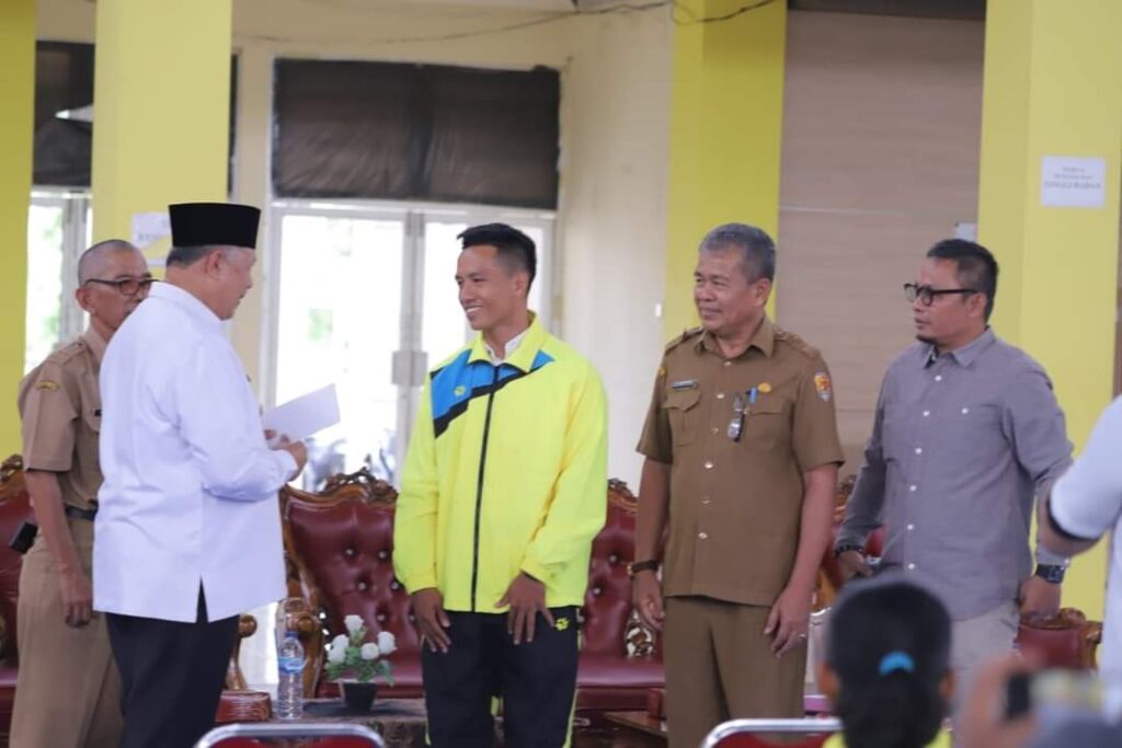 Wali Kota Solok, H.Zul Elfian Umar menyerahkan bonus untuk motivasi bagi atlet.(Prokomp)