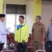 Wali Kota Solok, H.Zul Elfian Umar menyerahkan bonus untuk motivasi bagi atlet.(Prokomp)