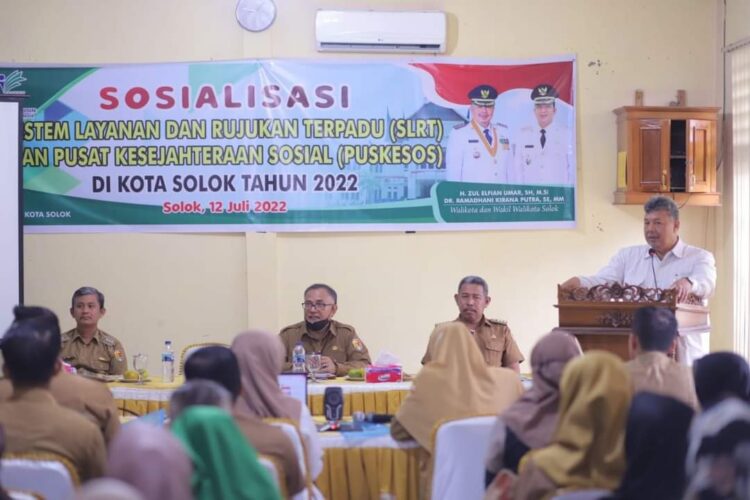 Buka sosialisasi, Wako Solok, H. Zul Elfian Umar takankan pentingnya Puskesos dan SLRT dalam penanganan persoalan kemiskinan di Kota Solok.(Prokomp)