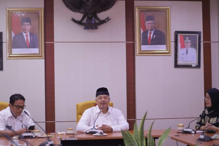 Wali Kota Solok, H. Zul Elfian Umar saat menerima kunjungan kepala Balai Bahasa Sumbar dan tim di Balai Kota Solok.(Prokomp)