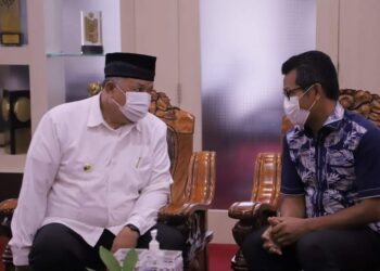 Wali Kota Solok, H.Zul Elfian Umar saat berbincang dengan Staf khusus Menteri Perindustrian RI, Febri Hendri Antoni Arif.(Prokomp)