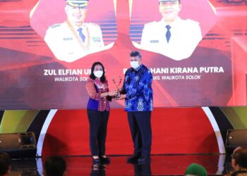 Wali Kota Solok, H. Zul Elfian Umar menerima penghargaan KLA kategori Nindya dari Mentri Pemberdayaan Perempuan dan Perlindungan Anak, I Gusti Ayu Bintang Darmawati.(prokomp)