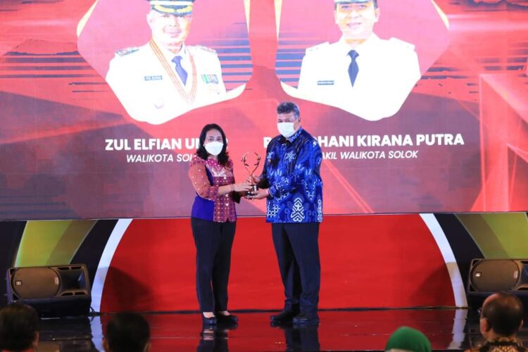 Wali Kota Solok, H. Zul Elfian Umar menerima penghargaan KLA kategori Nindya dari Mentri Pemberdayaan Perempuan dan Perlindungan Anak, I Gusti Ayu Bintang Darmawati.(prokomp)